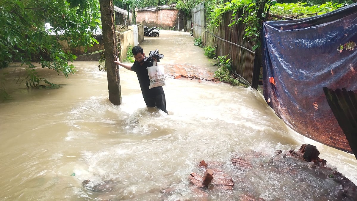 চট্টগ্রামের রাউজানে পানি ডিঙিয়ে গন্তব্যে যাচ্ছেন এক বাসিন্দা। আজ বিকেল তিনটায় উপজেলার নোয়াপাড়া ইউনিয়নের মোকামীপাড়ায়