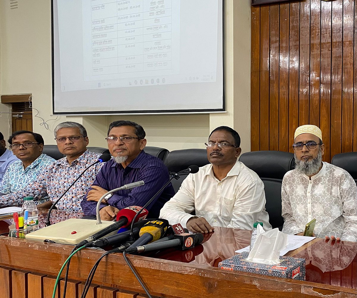 রাকসু নির্বাচনের তফসিল ঘোষণা করেন নির্বাচন কমিশনের সদস্যরা। আজ সোমবার বিকেলে বিশ্ববিদ্যালয়ের সিনেট ভবনে