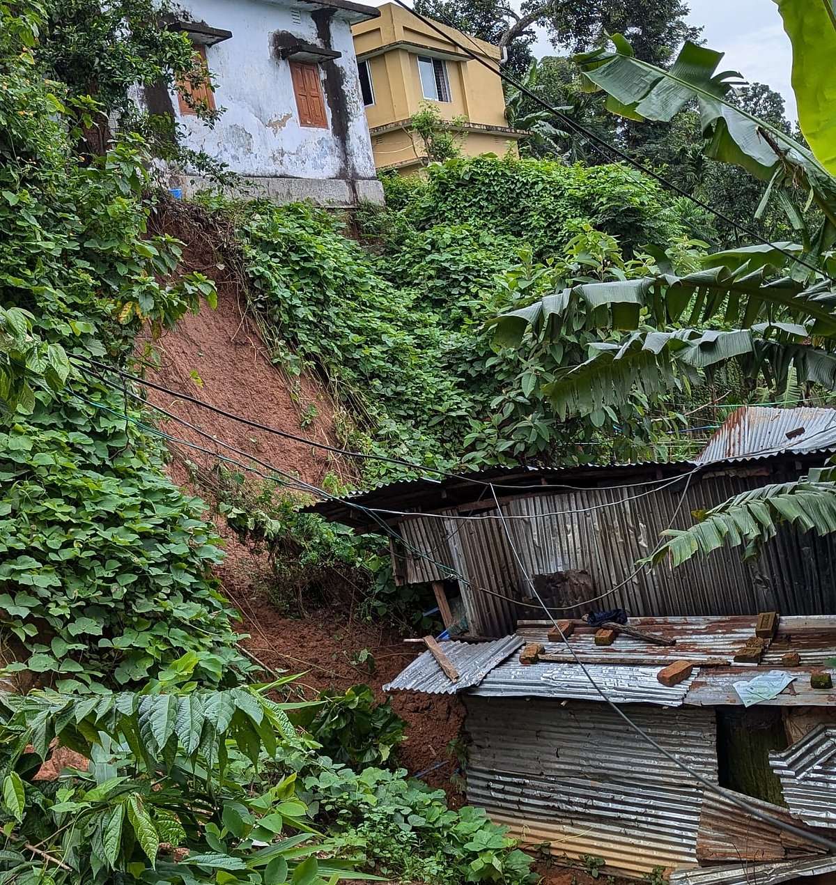 রাঙামাটি শহরের বিএডিসি কার্য়ালয় এলাকায় পাহাড়ধসে  ক্ষতিগ্রস্ত ঘর। আজ দুপুরে