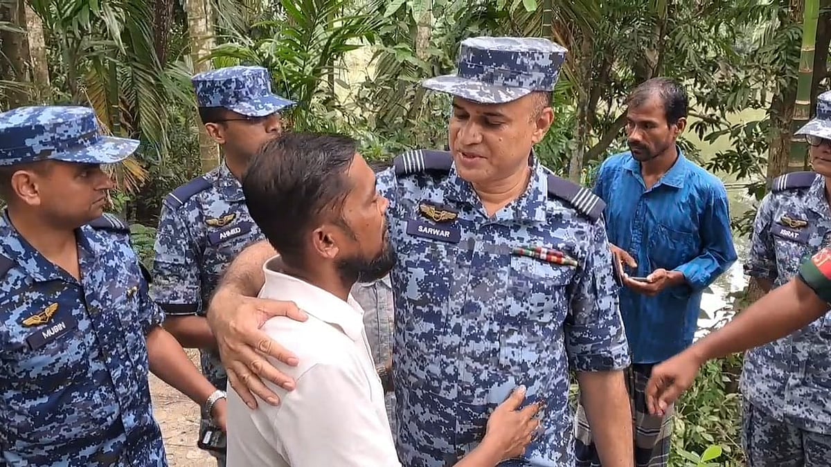 ভোলার বোরহানউদ্দিন উপজেলার বড় মানিকা ইউনিয়নের উত্তর বাটামারা গ্রামে পৌঁছানোর পর মাসুমা বেগমের পরিবারের খোঁজখবর নেন বিমানবাহিনীর সদস্যরা। আজ দুপুরে তোলা
