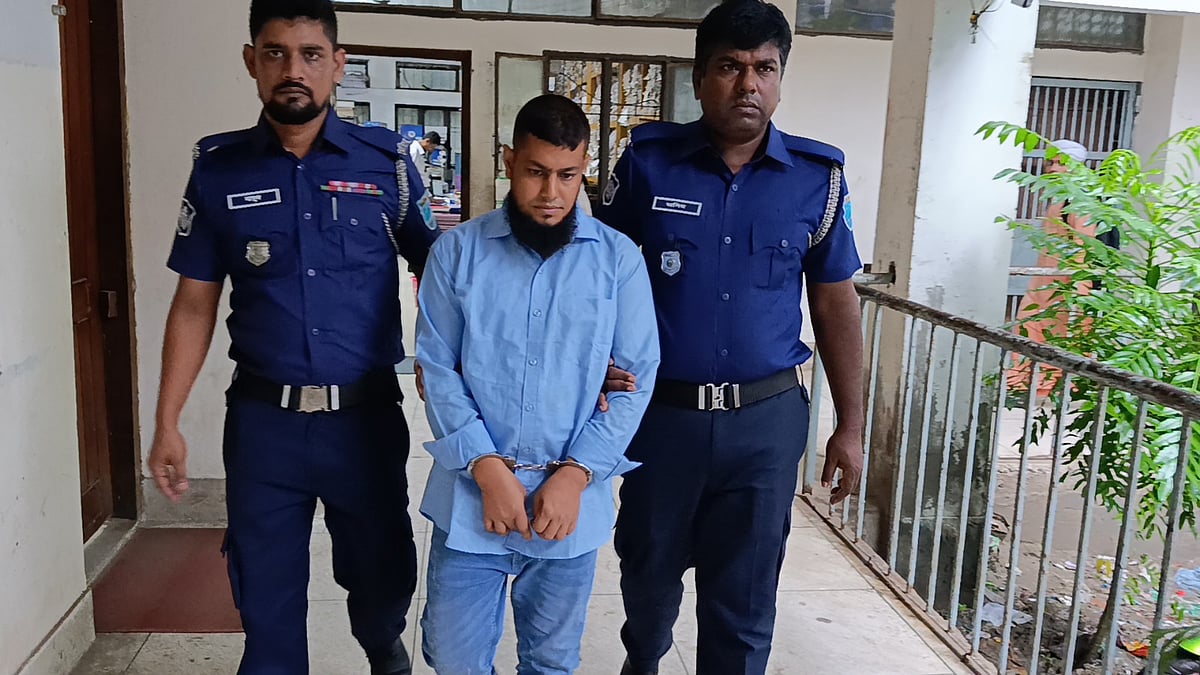 সোনারগাঁয়ে স্ত্রী ও শাশুড়ি হত্যা মামলার রায়ে মৃত্যুদণ্ডপ্রাপ্ত আসামি কাউসার ফকির। আজ সোমবার দুপুরে আদালত প্রাঙ্গণে