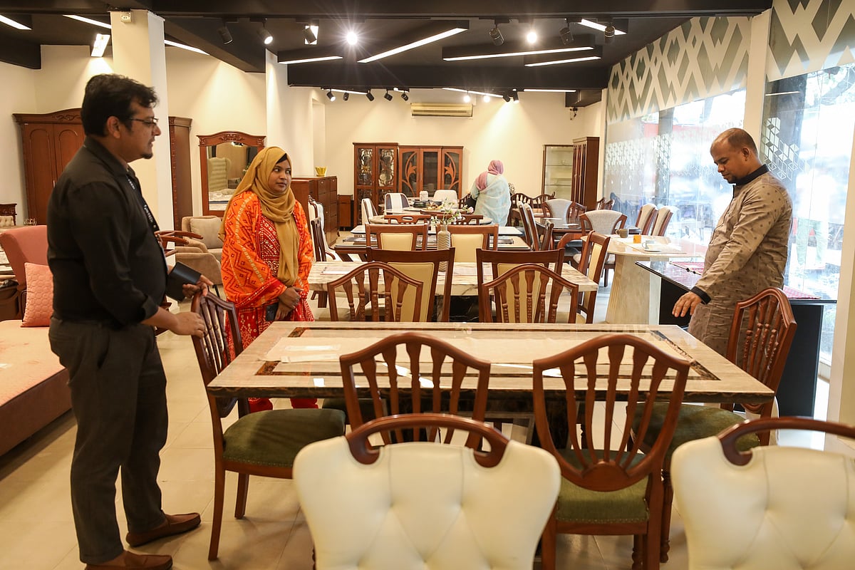 ঘরের জন্য ফার্নিচার দেখছেন ক্রেতারা। সম্প্রতি রাজধানীর পান্থপথের একটি আসবাবের দোকানে