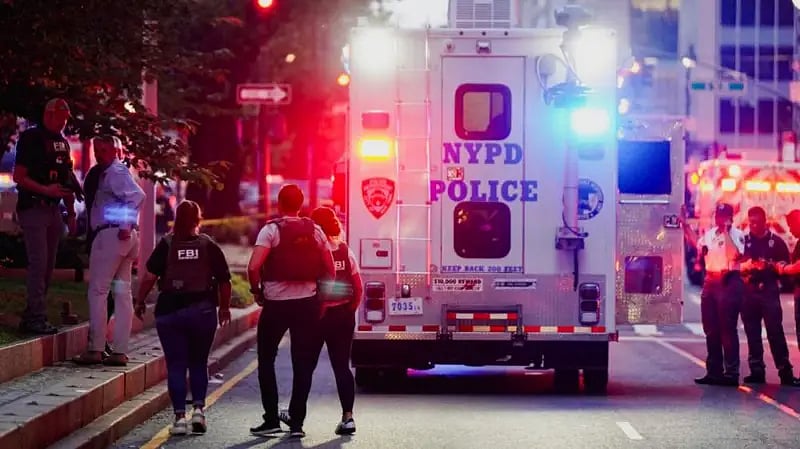 বন্দুকধারীর গুলিতে হতাহতের পর ঘটনাস্থল ঘিরে রেখেছে পুলিশ। ম্যানহাটান, নিউইয়র্ক, যুক্তরাষ্ট্র, ২৮ জুলাই