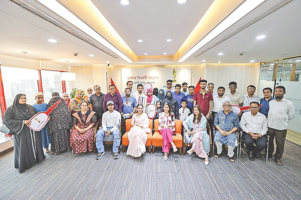 পুরস্কার বিজয়ী ও অতিথিদের সঙ্গে মেহজাবীন চৌধুরী, কনা, তৌসিফ মাহবুব, অভিনেত্রী তটিনী
