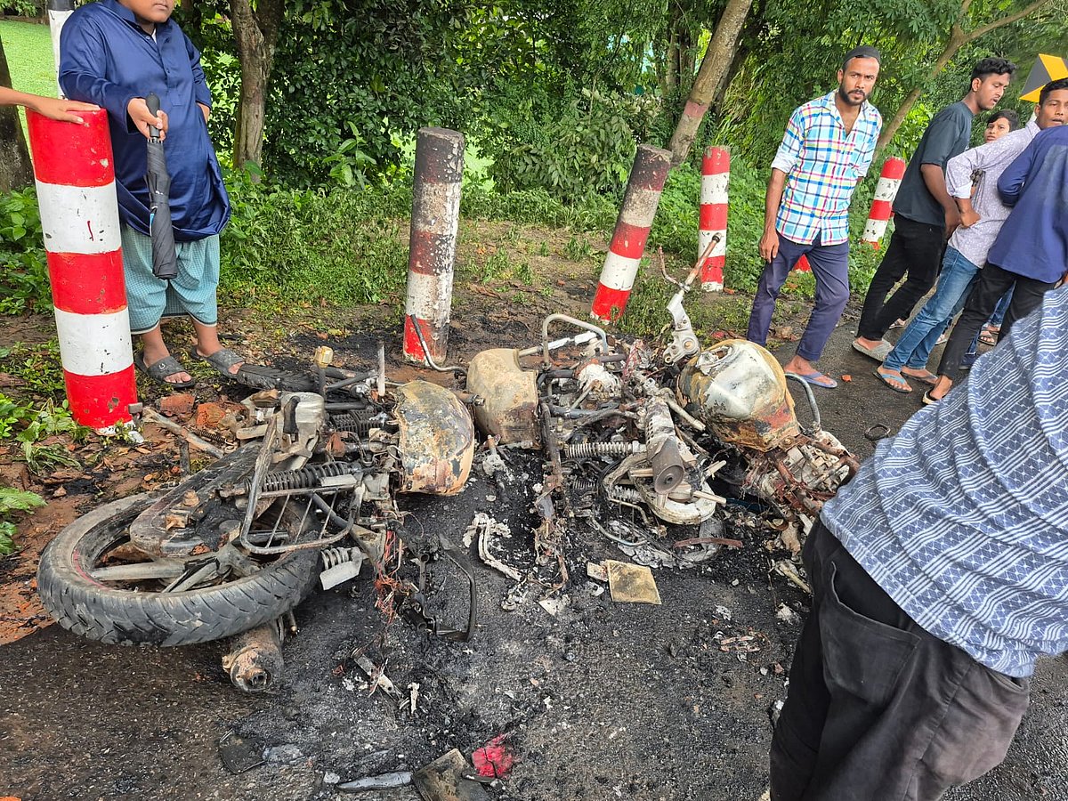 সংঘর্ষের সময় পুড়িয়ে দেওয়া মোটরসাইকেল। আজ বিকেলে