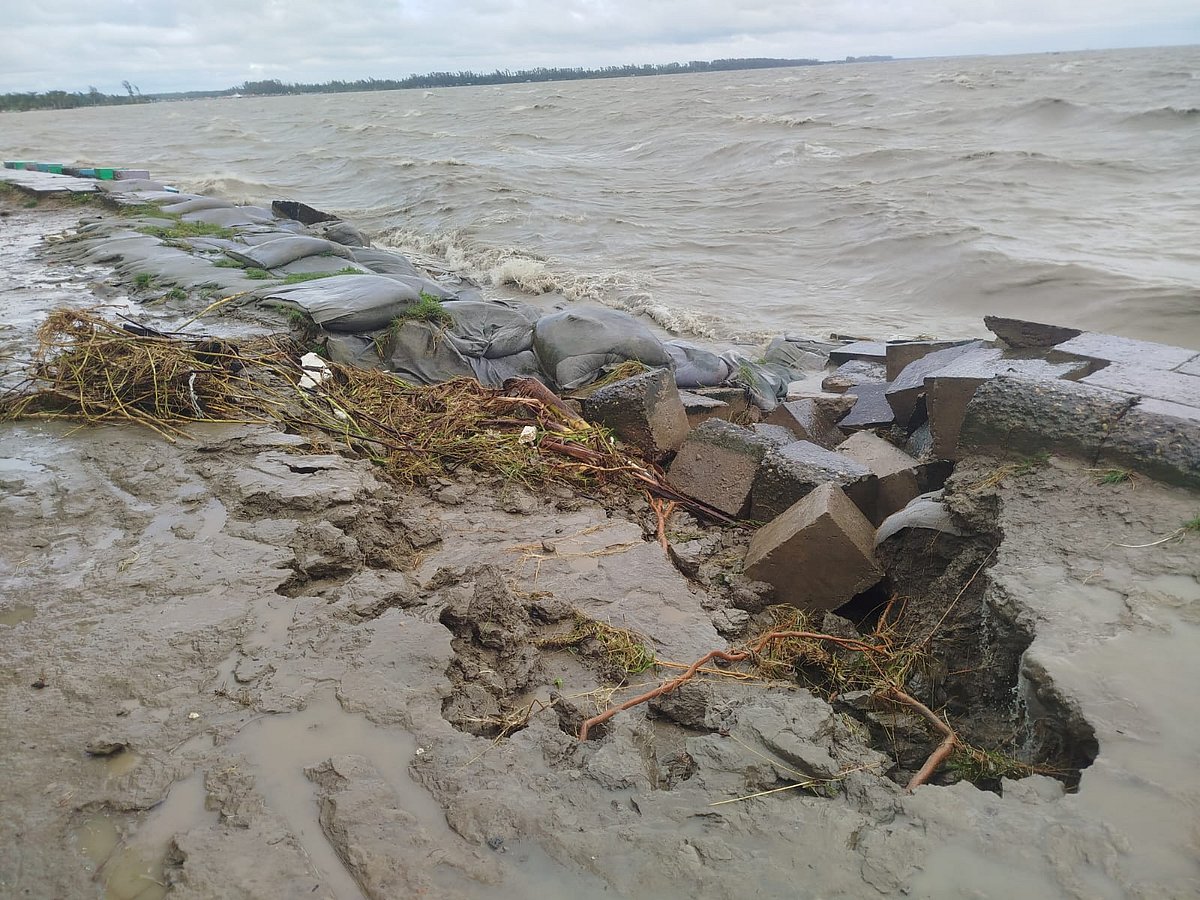 বৃষ্টি ও জোয়ারের তোড়ে ধসে পড়েছে মেঘনা নদীর তীর রক্ষা বাঁধের ব্লক। গত শনিবার রামগতি উপজেলার রড়খেরী এলাকা থেকে তোলা