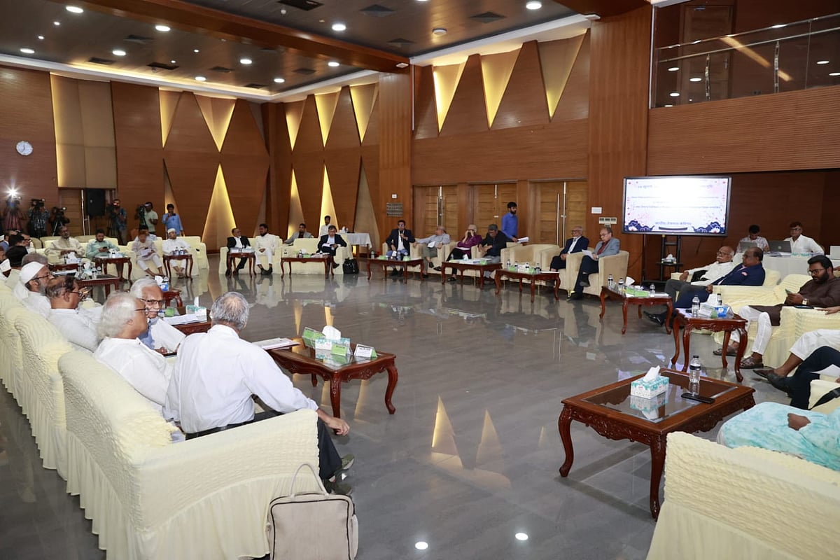 রাজধানীর ফরেন সার্ভিস একাডেমিতে জাতীয় ঐকমত্য কমিশনের দ্বিতীয় ধাপের ২১তম দিনের সংলাপ হয়। আজ মঙ্গলবার সকালে