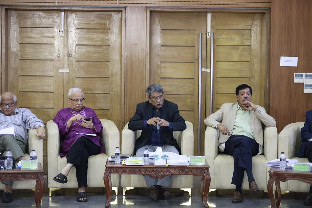 রাজনৈতিক দলগুলোর সঙ্গে ঐকমত্য কমিশনের দ্বিতীয় ধাপের ২১তম দিনের আলোচনা শেষে সাংবাদিকদের ব্রিফ করেন কমিশনের সহসভাপতি অধ্যাপক আলী রীয়াজ