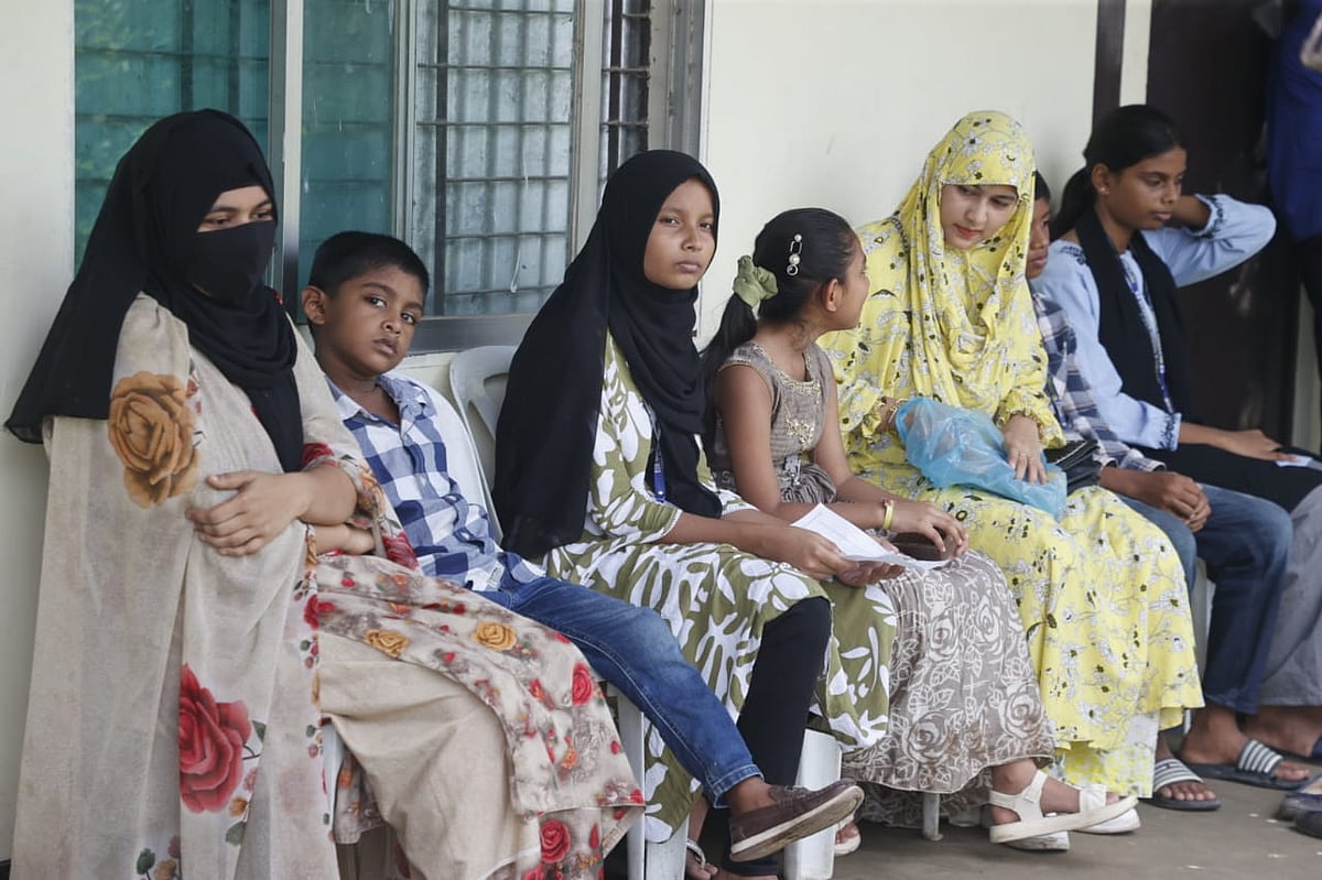 কাউন্সেলিং সেন্টারের সামনে শিক্ষার্থী-অভিভাবকেরা। রাজধানীর উত্তরার দিয়াবাড়ির মাইলস্টোন স্কুল অ্যান্ড কলেজ ক্যাম্পাসে। ২৯ জুলাই ২০২৫