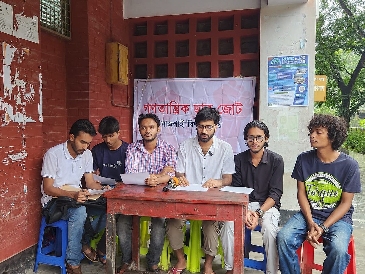 ক্যাম্পাসের গণতান্ত্রিক পরিবেশ নিশ্চিতের লক্ষ্যে সংবাদ সম্মেলন করে তিন দফা দাবি জানায় গণতান্ত্রিক ছাত্র জোট। মঙ্গলবার দুপুরে বিশ্ববিদ্যালয়ের কেন্দ্রীয় গ্রন্থাগারের পেছনে