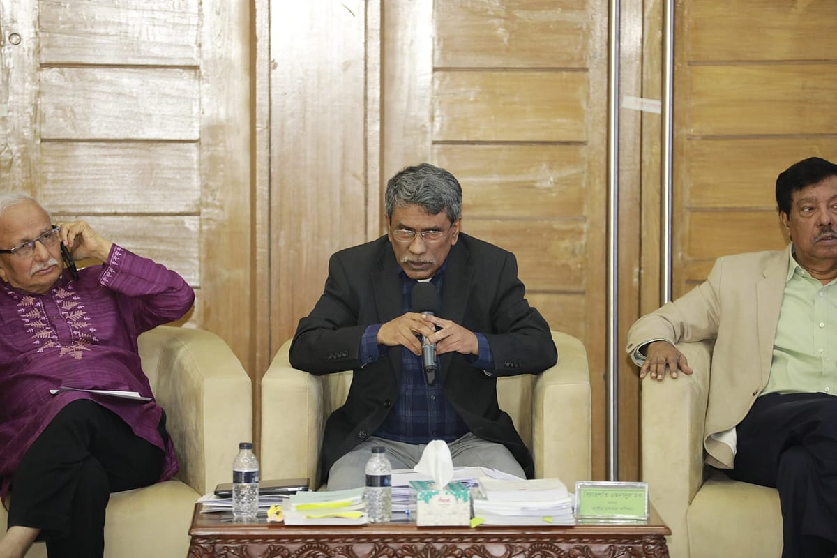 জাতীয় ঐকমত্য কমিশনের সহসভাপতি অধ্যাপক আলী রীয়াজ (মাঝে)। আজ মঙ্গলবার রাজধানীর ফরেন সার্ভিস একাডেমিতে রাজনৈতিক দলগুলোর সঙ্গে জাতীয় ঐকমত্য কমিশনের দ্বিতীয় ধাপের ২১তম দিনের আলোচনায়