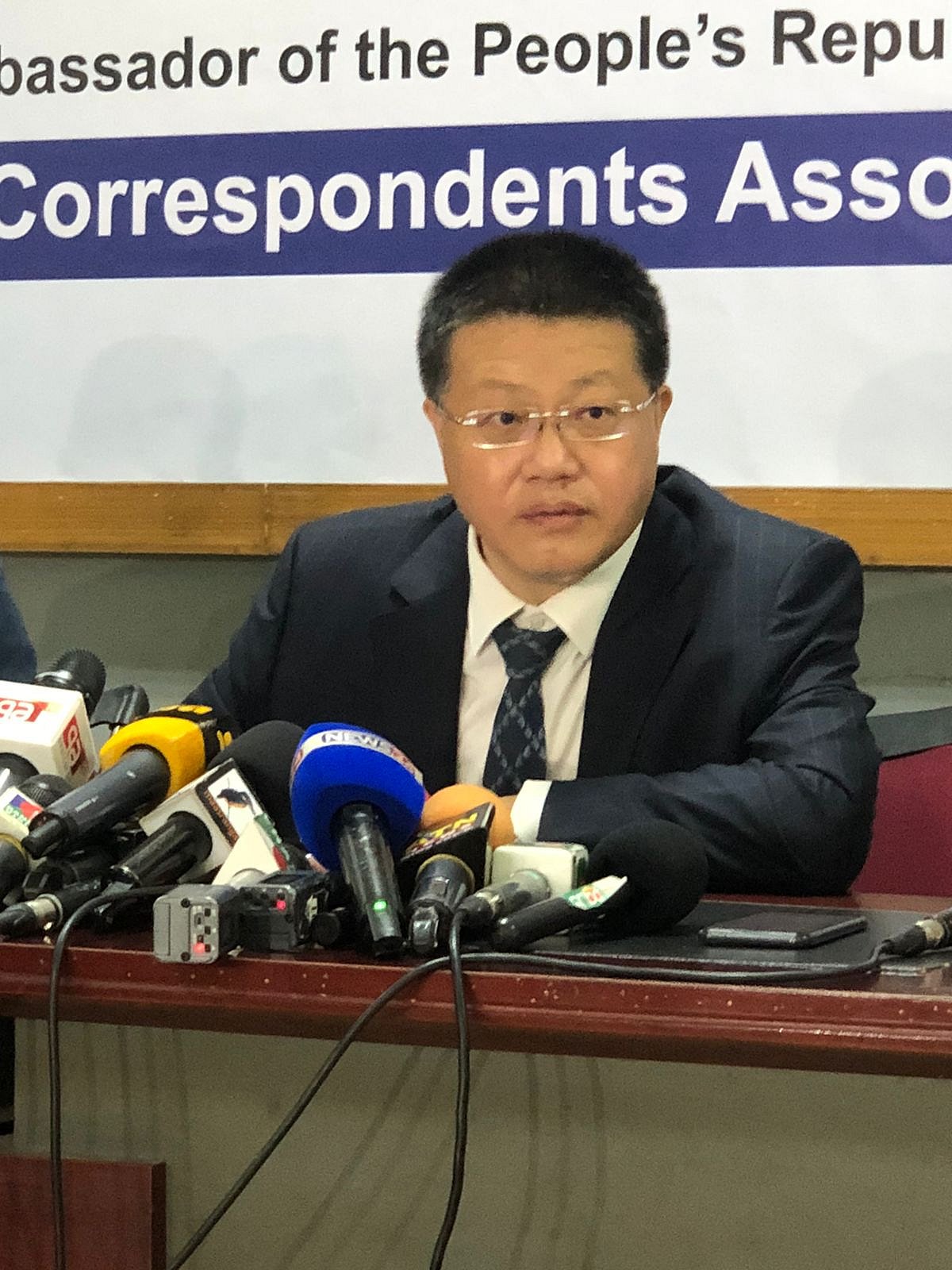 বাংলাদেশে নিযুক্ত চীনের রাষ্ট্রদূত ইয়াও ওয়েন। আজ মঙ্গলবার রাজধানীর জাতীয় প্রেসক্লাবে ‘ডিকাব টক’ অনুষ্ঠানে