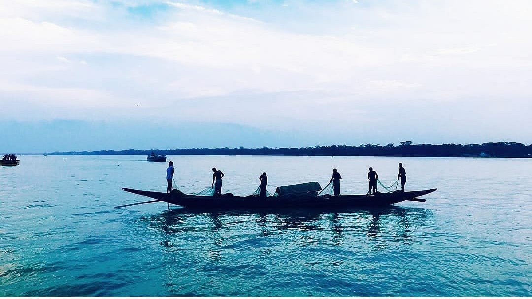 সন্ধ্যা নদীতে জেলে নৌকা