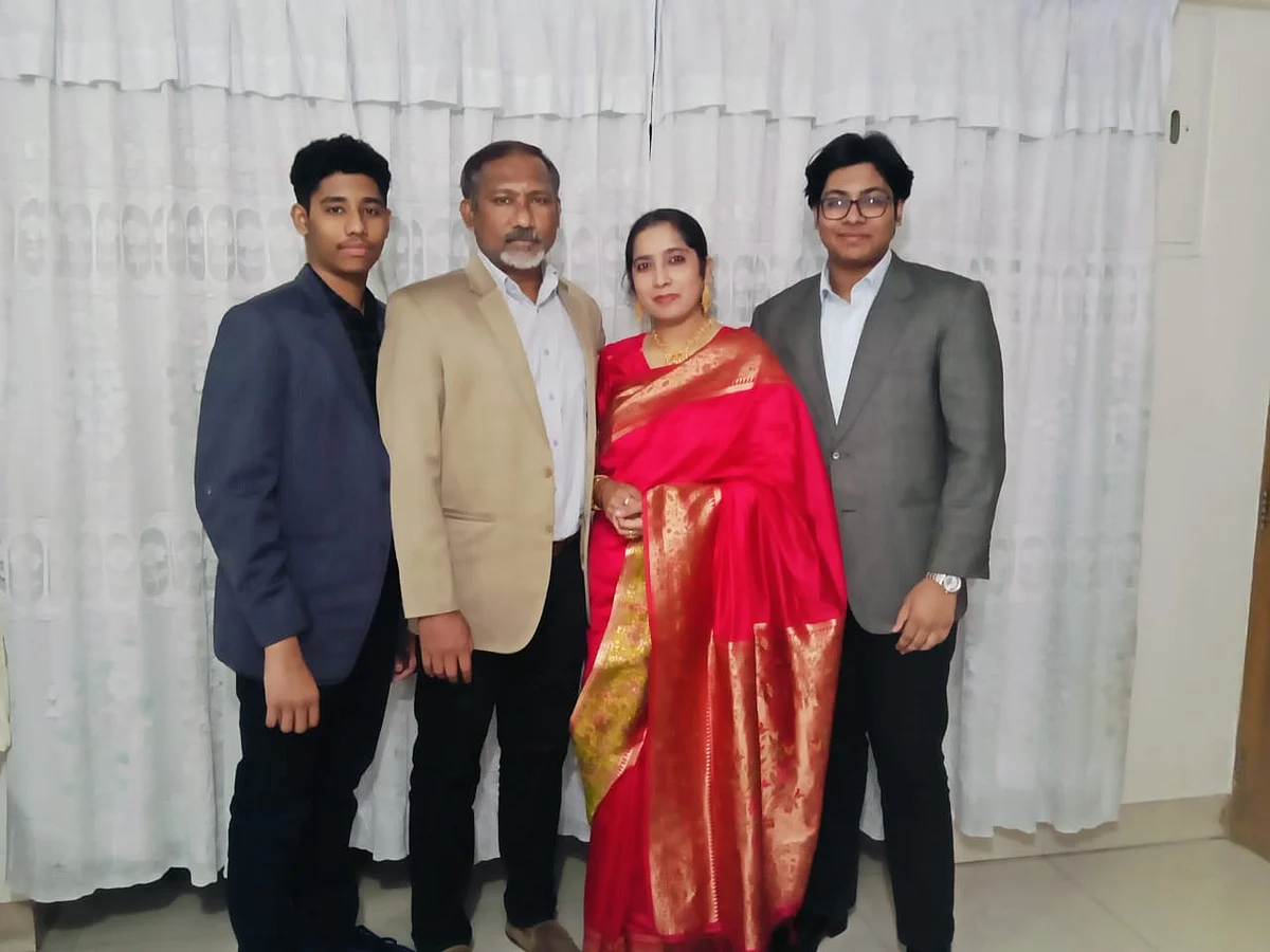 স্বামী ও দুই ছেলের সঙ্গে মাহেরীন চৌধুরী