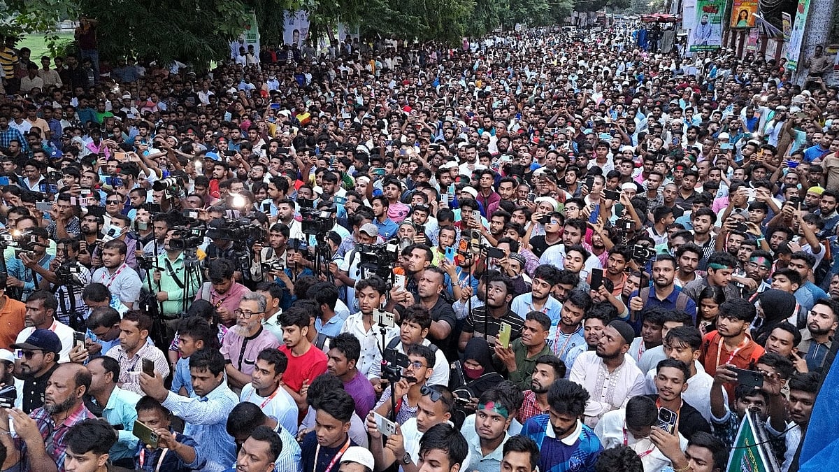 এনসিপির পথসভায় সমবেত জনতা। আজ মঙ্গলবার বিকেলে গাজীপুর জেলা শহরের রাজবাড়ী রোডে