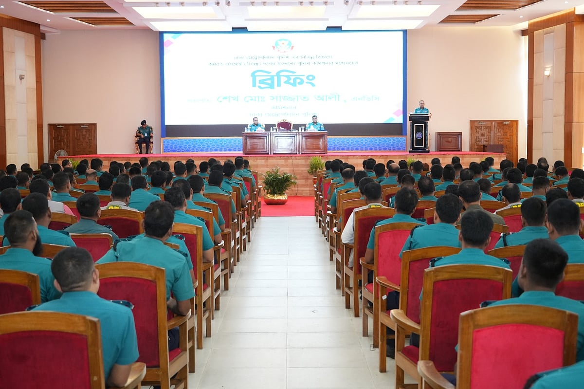 ডিএমপির বিভিন্ন বিভাগে কর্মরত এসআই এবং প্রবেশনার এসআইদের ব্রিফিং সেশনে বক্তব্য দেন ঢাকা মহানগর পুলিশের (ডিএমপি) কমিশনার শেখ মো. সাজ্জাত আলী