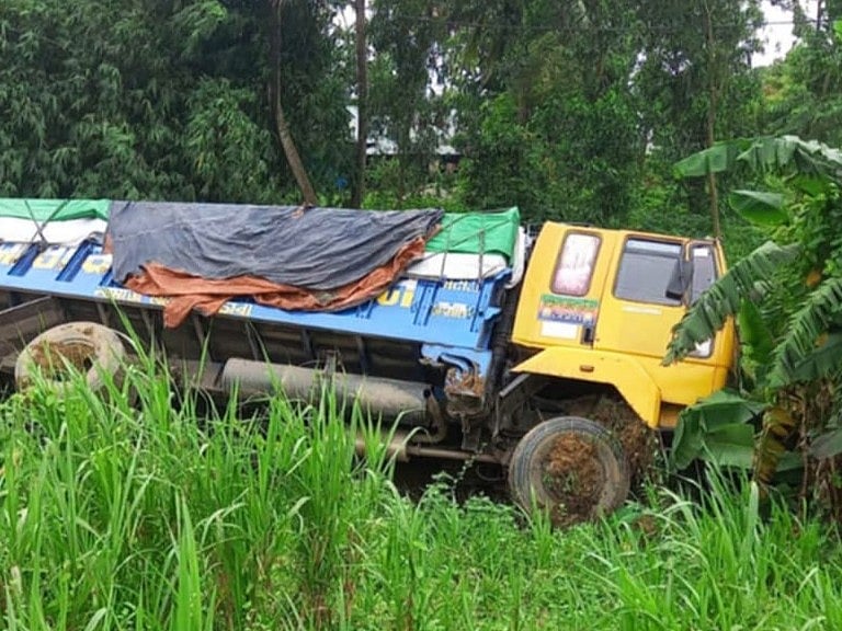 কুমিল্লার চৌদ্দগ্রামে ঢাকা-চট্টগ্রাম মহাসড়কে সংঘর্ষের পর ট্রাকটি খাদে উল্টে পড়ে। আজ সকালে মিরশ্বানী এলাকায়