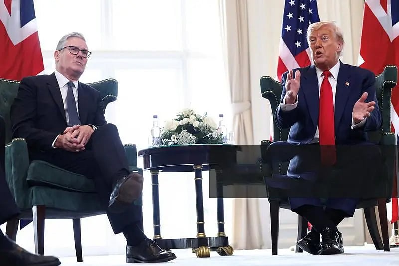 স্কটল্যান্ডে  ব্রিটিশ প্রধানমন্ত্রী কিয়ার স্টারমার ও মার্কিন প্রেসিডেন্ট ডোনাল্ড ট্রাম্প। ২৮ জুলাই ২০২৫