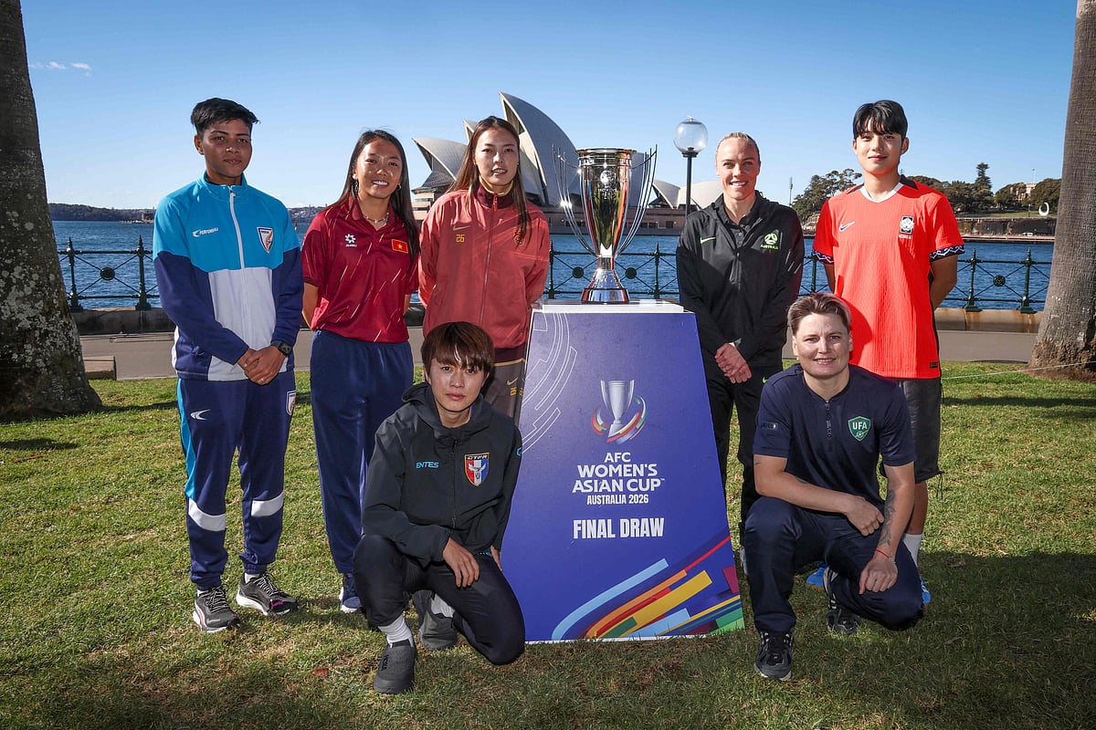 গতকাল সিডনি অপেরা হাউজকে পেছনে রেখে ছবি তুললেন নারী এশিয়ান কাপের সাত দলের সাত ফুটবলার। এই ছবির মতো আজ ড্রতেও ছিলেন না বাংলাদেশের কোনো প্রতিনিধি