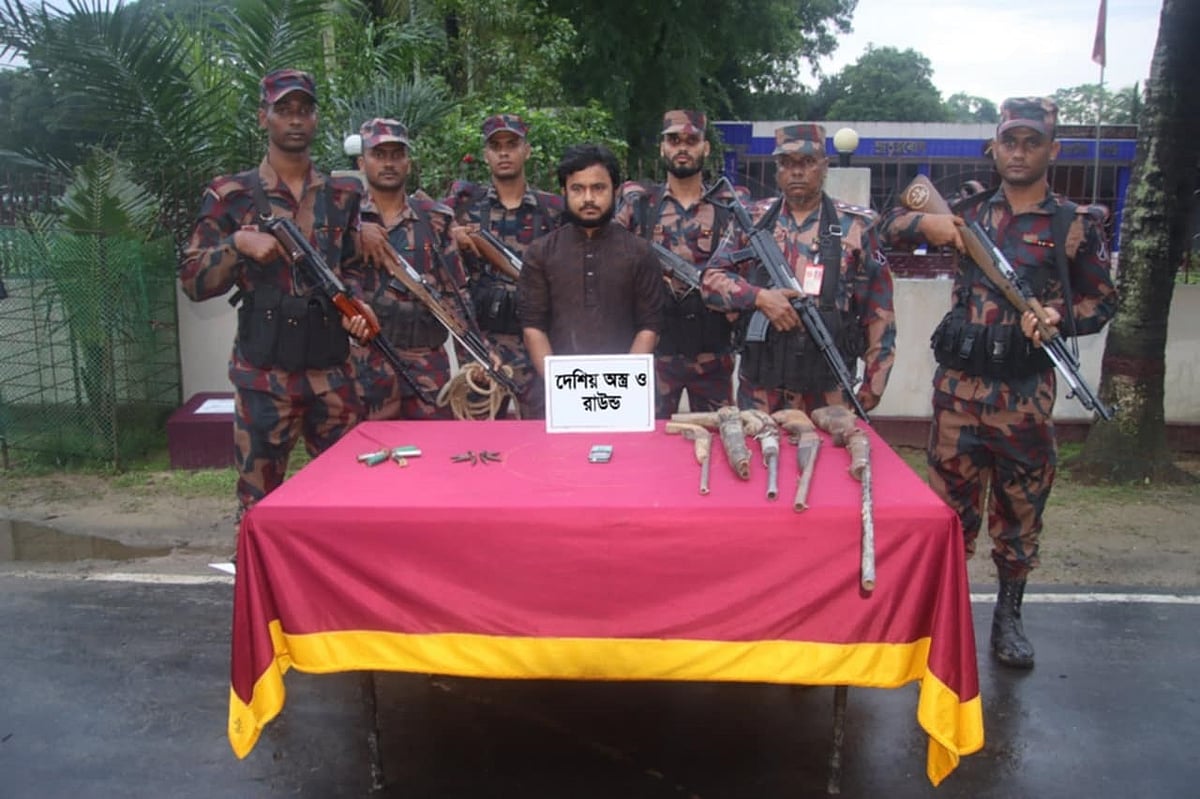 কক্সবাজারের রামুতে বিজিবির অভিযানে অস্ত্র-গুলিসহ গ্রেপ্তার শাহীন বাহিনীর সহযোগী নুরুল আবছার। আজ  দুপুরে