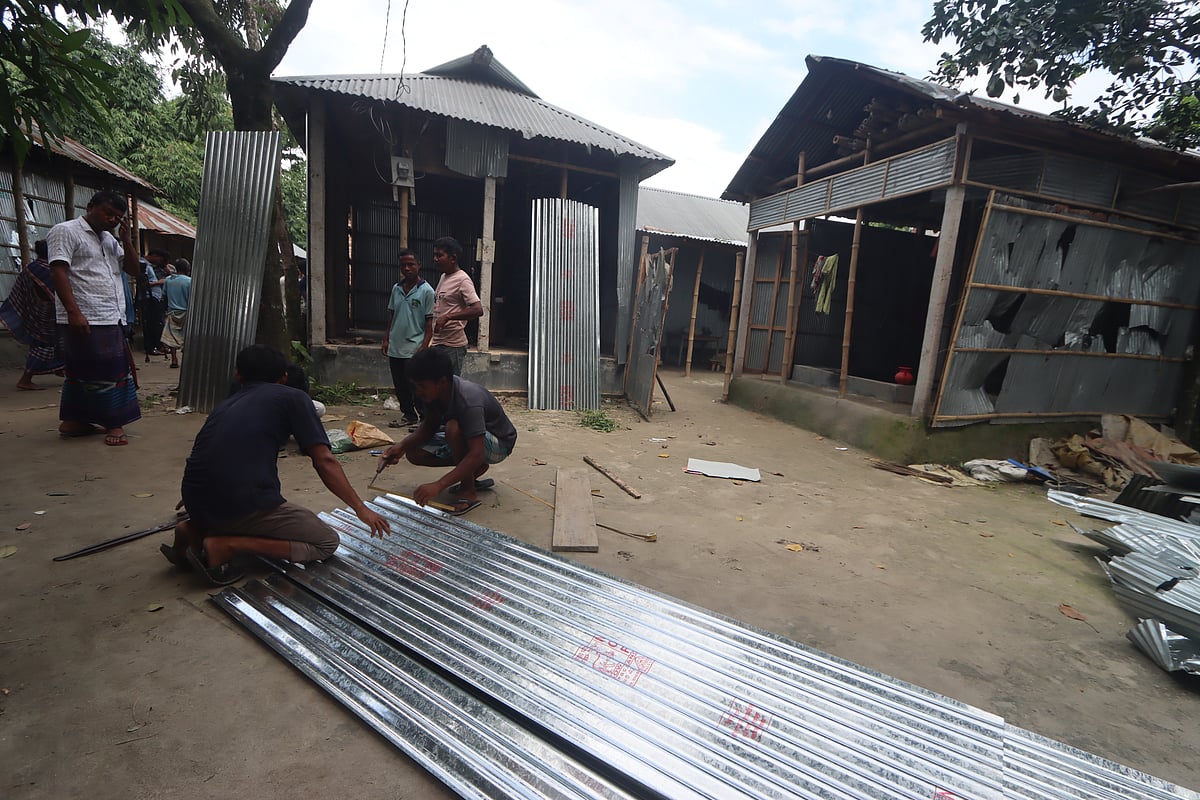 ক্ষতিগ্রস্ত বসতঘর মেরামতের কাজ চলছে। আজ মঙ্গলবার রংপুরের গঙ্গাচড়া উপজেলার আলদাদপুর গ্রামে