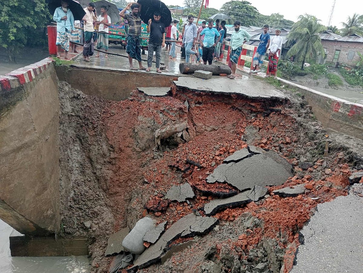 মেঘনার জোয়ারে নোয়াখালীর হাতিয়া ও লক্ষ্মীপুরের রামগতি উপজেলার মাঝামাঝি তেগাছিয়া বাজারে সেতুর এক পাশের সংযোগ সড়ক ধসে গেছে। এতে দুই উপজেলার যোগাযোগ বিচ্ছিন্ন হয়ে পড়েছে। আজ দুপুরে তোলা