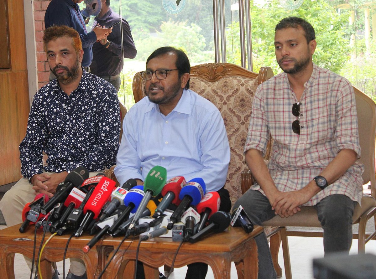 ঐকমত্য কমিশনের সঙ্গে বৈঠক শেষে সাংবাদিকদের সঙ্গে কথা বলেন এবি পার্টির চেয়ারম্যান মজিবুর রহমান। ঢাকা, ২৯ জুলাই