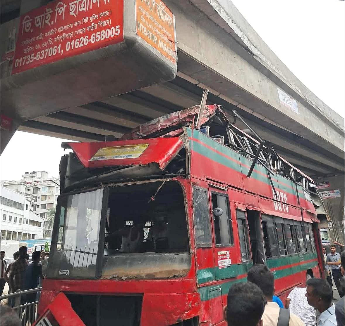 ফার্মগেট এলাকায় র‍্যাম্পের নিচে পিলারের সঙ্গে ধাক্কা খায় বাসটি। আজ মঙ্গলবার সকালে