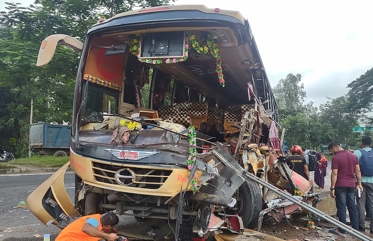 দুর্ঘটনায় ক্ষতিগ্রস্ত বাস। আজ সকালে মিরসরাইয়ের খৈয়াছড়া এলাকা থেকে তোলা