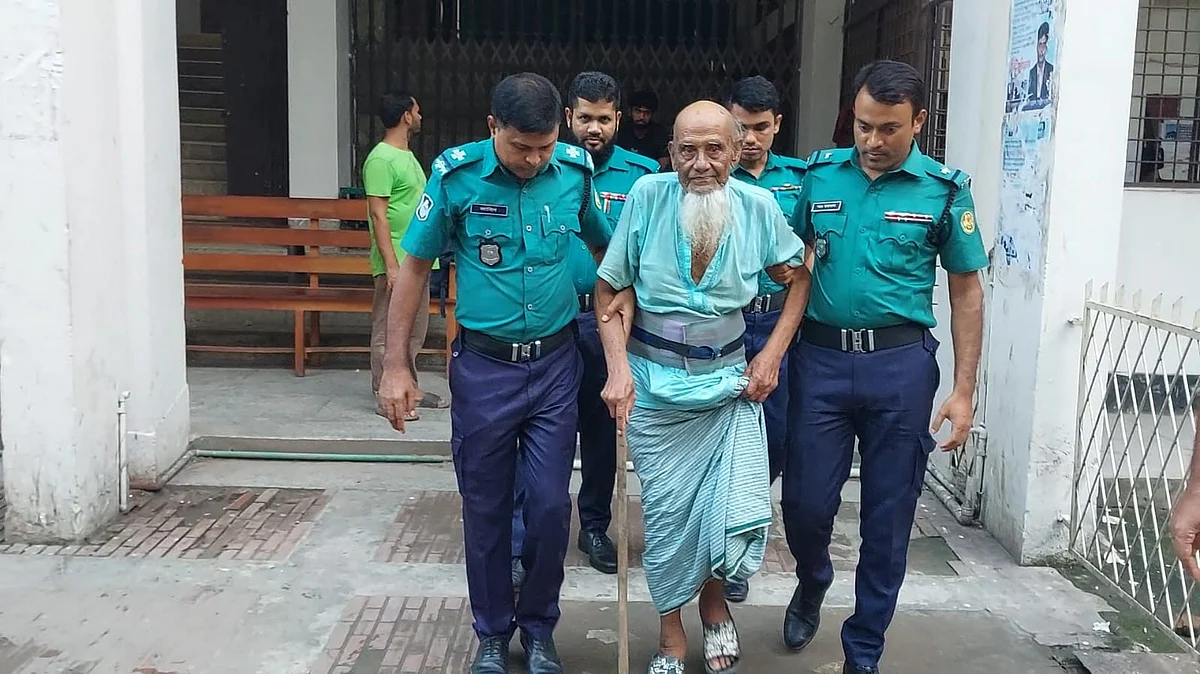 ইদ্রিস শেখকে প্রিজন ভ্যানে তোলার জন্য নিয়ে যাচ্ছে পুলিশ। মঙ্গলবার ঢাকার আদালত প্রাঙ্গণে  