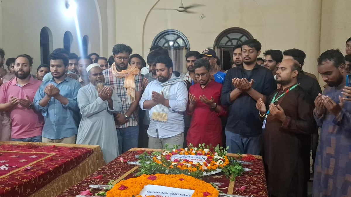 টাঙ্গাইলের সন্তোষে গতকাল সোমবার রাতে মাওলানা আবদুল হামিদ খান ভাসানীর কবর জিয়ারত করেন এনসিপির নেতারা