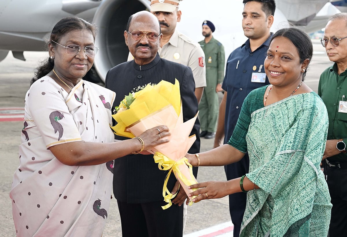 দুই দিনের সফরে নেতাজি সুভাষচন্দ্র বসু আন্তর্জাতিক বিমানবন্দরে পৌঁছেছেন ভারতের রাষ্ট্রপতি দ্রৌপদী মুর্মু