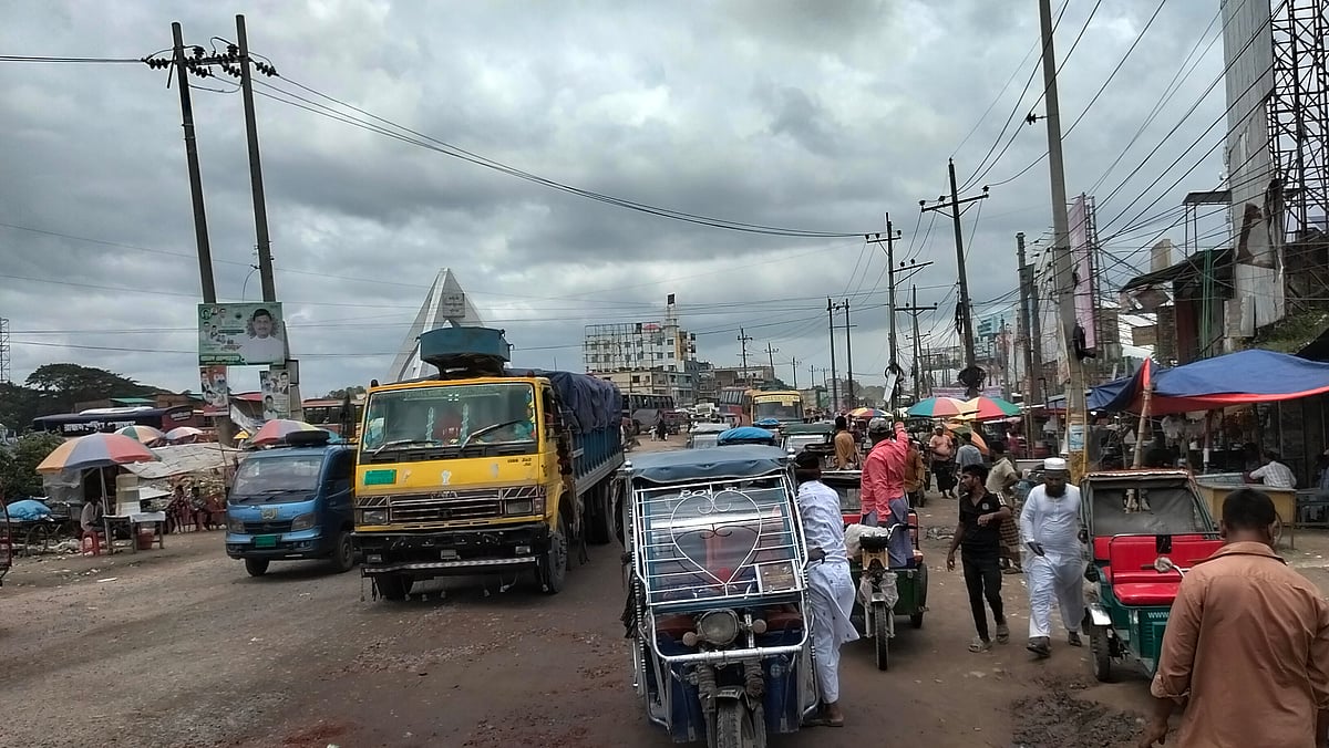 সিএনজিচালিত অটোরিকশার চালকদের ধর্মঘটের মধ্যে চলাচল করেছে ব্যাটারিচালিত অটোরিকশা। গতকাল দুপুরে ব্রাহ্মণবড়িয়ার সরাইল বিশ্বরোড মোড় এলাকায়