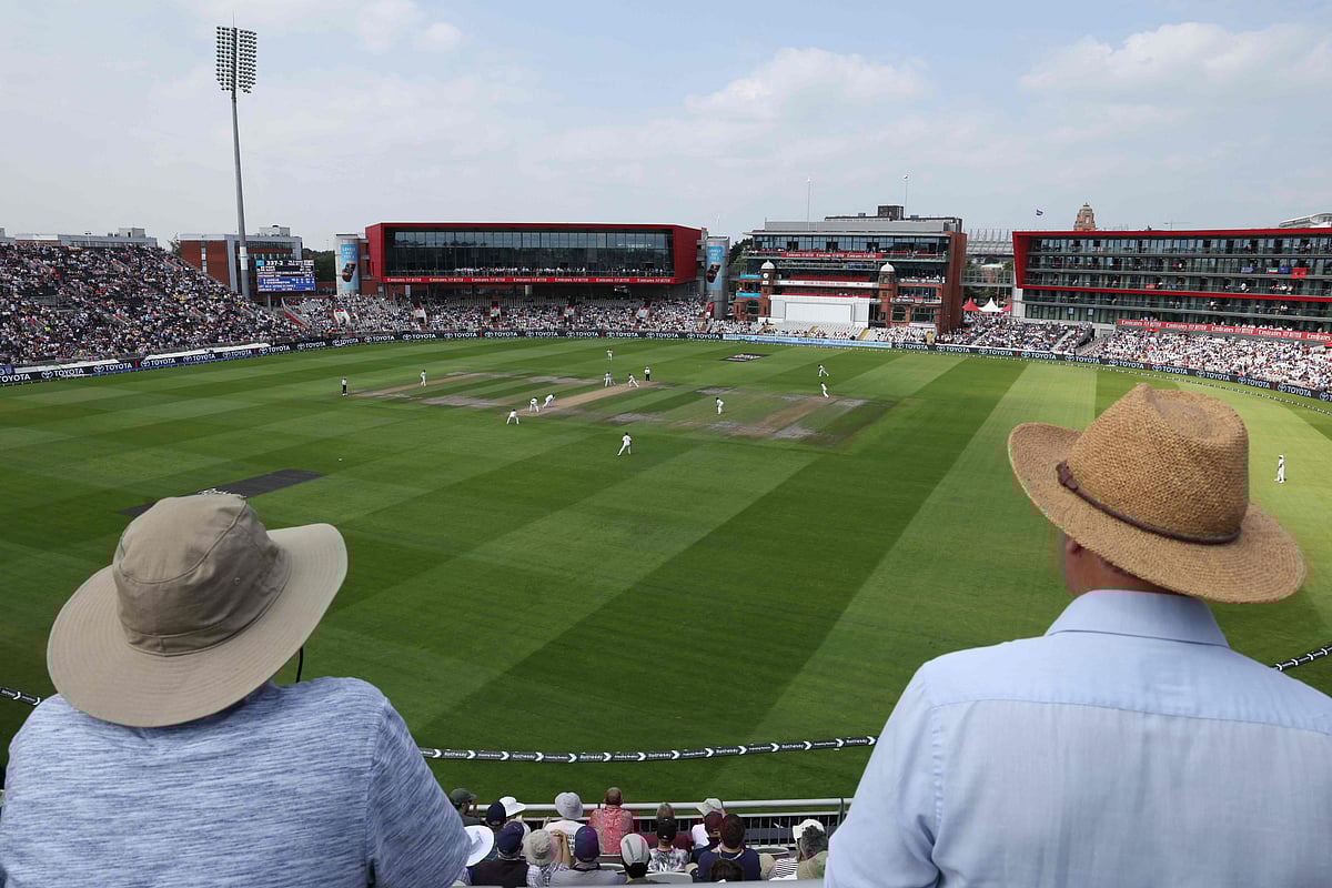 ওল্ড ট্রাফোর্ডে ইংল্যান্ড–ভারত টেস্ট দেখছেন দর্শক