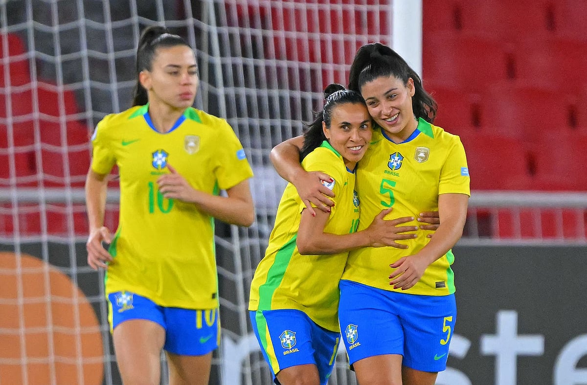 মার্তার (মাঝে) সঙ্গে সতীর্থদের উদ্‌যাপন