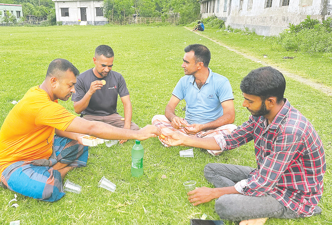 আড্ডায় বাক্প্রতিবন্ধী চার যুবক। সম্প্রতি ঝিনাইদহ সদরের বাজার-গোপালপুরে