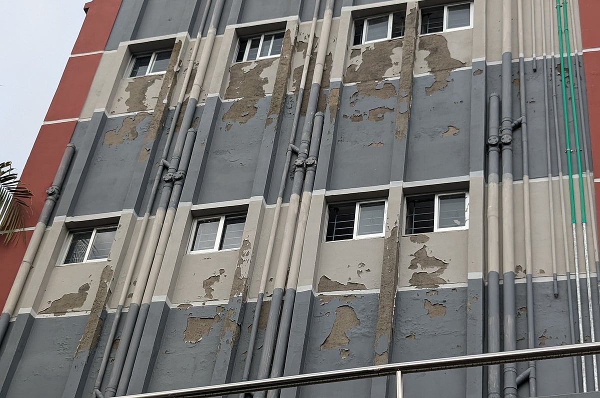 নির্মাণের কয়েক মাস পর পটুয়াখালীর দশমিনা উপজেলার একটি মাদ্রাসা ভবনের পলেস্তারা খসে পড়ছে। গত সোমবার উপজেলার মধ্য বগুড়া নূরিয়া দাখিল মাদ্রাসায়