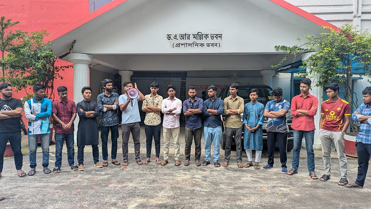 চট্টগ্রাম বিশ্ববিদ্যালয়ের কেন্দ্রীয় ছাত্র সংসদ নির্বাচনের দাবিতে একদল শিক্ষার্থীর অবস্থান। আজ বেলা সাড়ে ১১টার দিকে প্রশাসনিক ভবনের সামনে