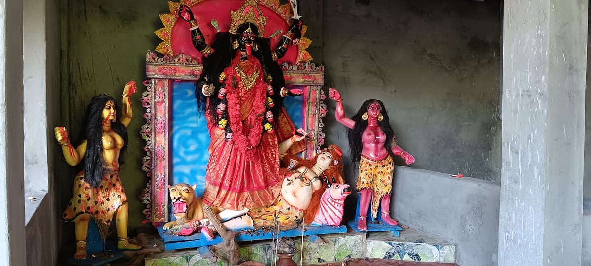 ফরিদপুর সদর উপজেলার খাসকান্দি এলাকার শ্রী শ্রী কালী ও দুর্গা মন্দির