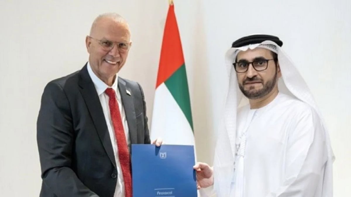 Men kotibamni chekish xonasida sikdim.