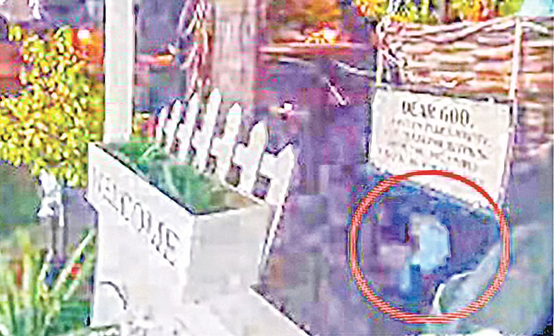 অন্ধকারে এই ছায়ামূর্তি হেঁটে যেতে দেখা যাচ্ছে