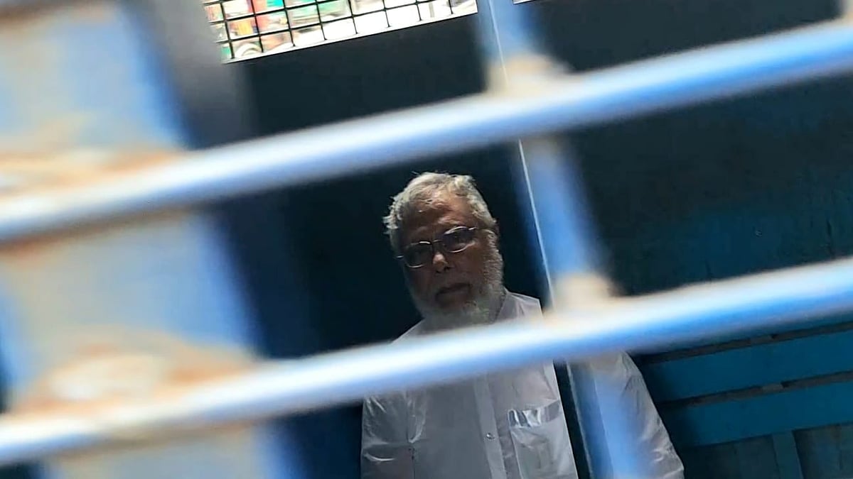 বাংলাদেশে প্রথম কোনো সাবেক প্রধান বিচারপতি হিসেবে এ বি এম খায়রুল হকের সাত দিনের রিমান্ড মঞ্জুর হয়েছে আজ বুধবার। আদালত রিমান্ড মঞ্জুর করার পর প্রিজন ভ্যানে করে তাঁকে নিয়ে যাচ্ছে পুলিশ