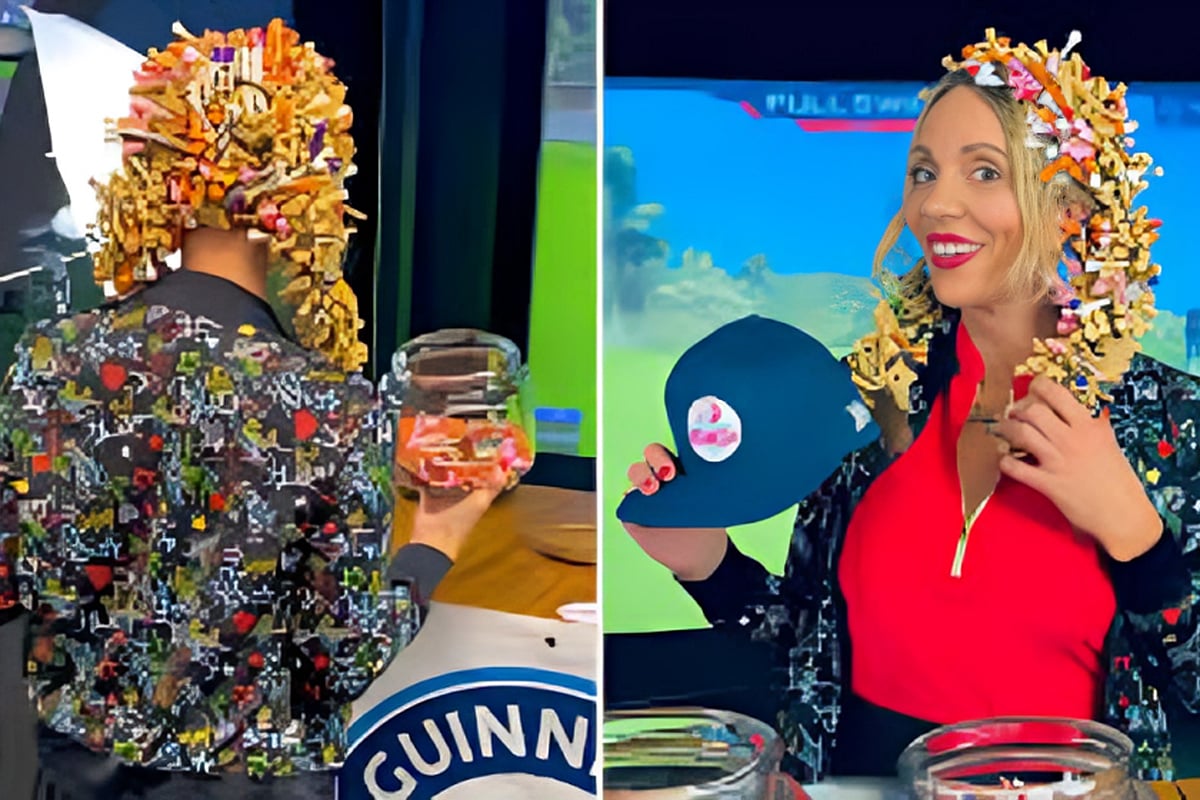 চুলে গলফ ‘টি’ গুঁজে ছবি তোলার জন্য পোজ দিয়েছেন আনিয়া বানাখ