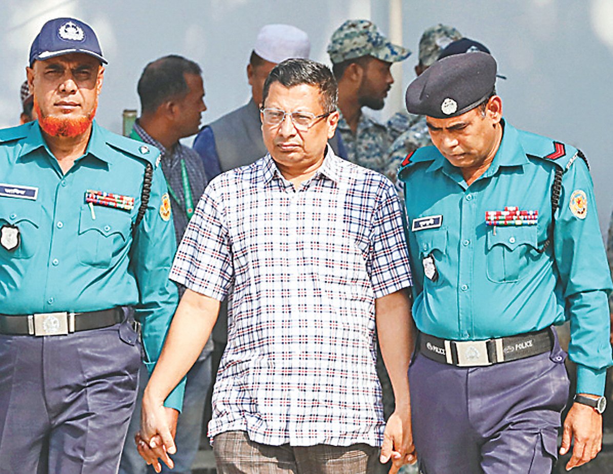 আদালত প্রাঙ্গণে সাবেক আইজিপি চৌধুরী আবদুল্লাহ আল-মামুন