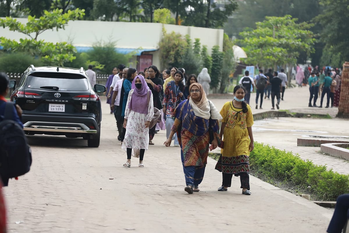 রাজধানীর উত্তরার দিয়াবাড়ির মাইলস্টোন স্কুল অ্যান্ড কলেজে চিকিৎসাসেবা ও কাউন্সেলিং নিতে আসছেন শিক্ষার্থী-অভিভাবকেরা