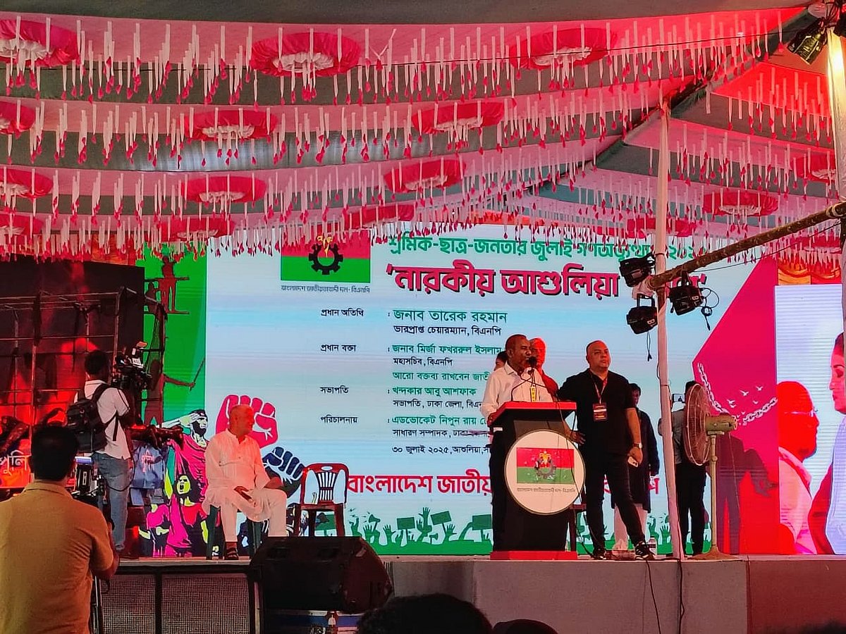 আশুলিয়ায় বিএনপির জনসভা উপলক্ষ্যে প্রস্তুত করা হয়েছে মঞ্চ। আজ দুপুরে শ্রীপুরের দারুল ইহসান মাদ্রাসা মাঠে