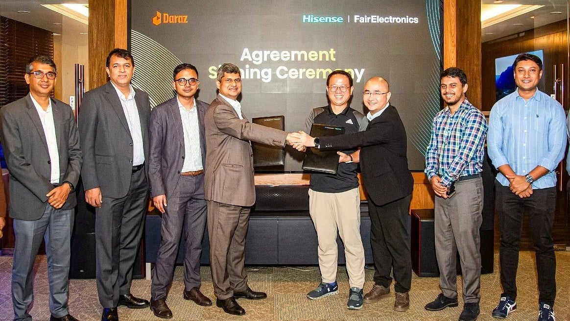 চুক্তি সই অনুষ্ঠানে দারাজ বাংলাদেশ ও ফেয়ার ইলেকট্রনিকসের কর্মকর্তারা