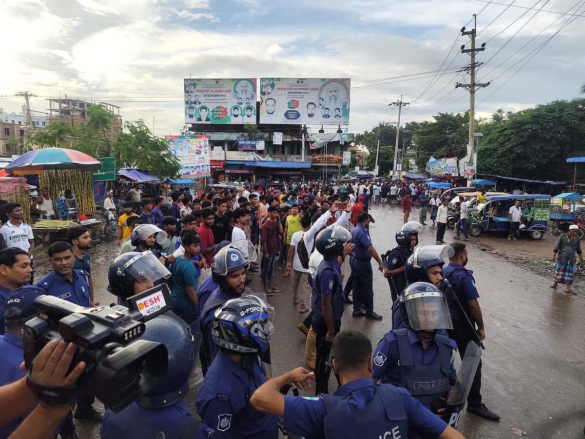 কুমিল্লার মুরাদনগরে উপদেষ্টা আসিফ মাহমুদের অনুসারী ও বিএনপির নেতাকর্মীদের মধ্যে ধাওয়া পাল্টা ধাওয়া ও ইটপাটকেল নিক্ষেপের ঘটনা ঘটে। গতকাল বিকেলে উপজেলা সদরে