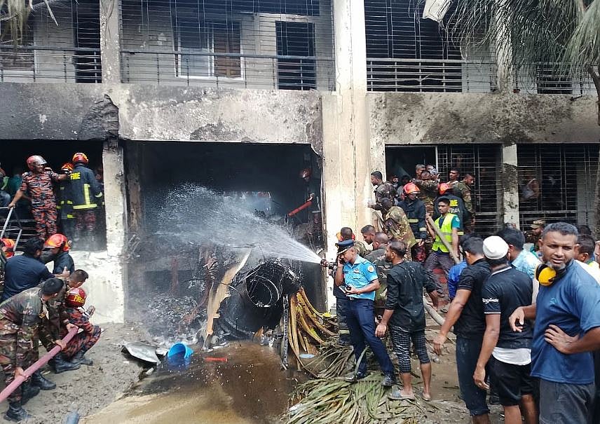 ভবনটি যেন গড়া হয়েছে এক শিশু জেলখানা হিসেবে। সিঁড়ি ছাড়া ভবনে কাউকে বের করার খোলা জায়গা নেই। পুরো ভবন লোহা ও ইস্পাতের বেড়া দিয়ে আবদ্ধ করা। কেন?