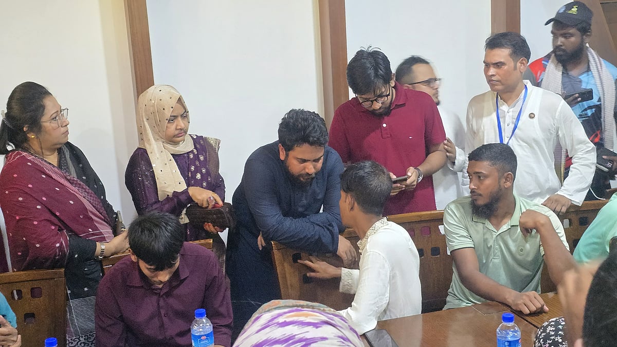 নরসিংদীতে পদযাত্রার আগে জেলায় গণঅভ্যুত্থানে শহীদদের পরিবারের সদস্যদের সঙ্গে মতবিনিময় করেন এনসিপির আহ্বায়ক নাহিদ ইসলাম। বুধবার দুপুরে শহরের নরসিংদী ক্লাবে দুই ঘণ্টাব্যাপী এই মতবিনিময় সভা হয়